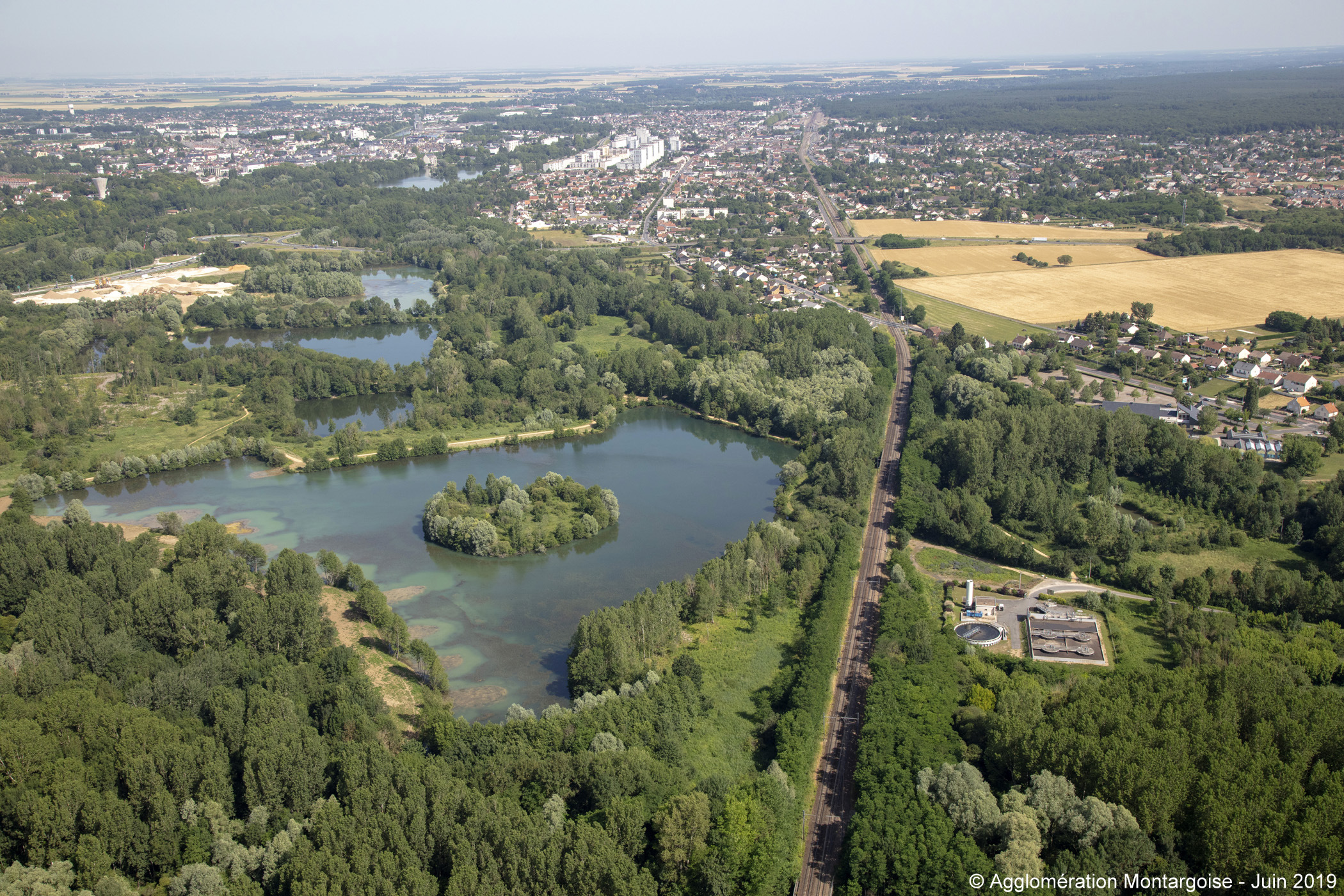 Vue aérienne de l'agglomération montargoise et rives du Loing