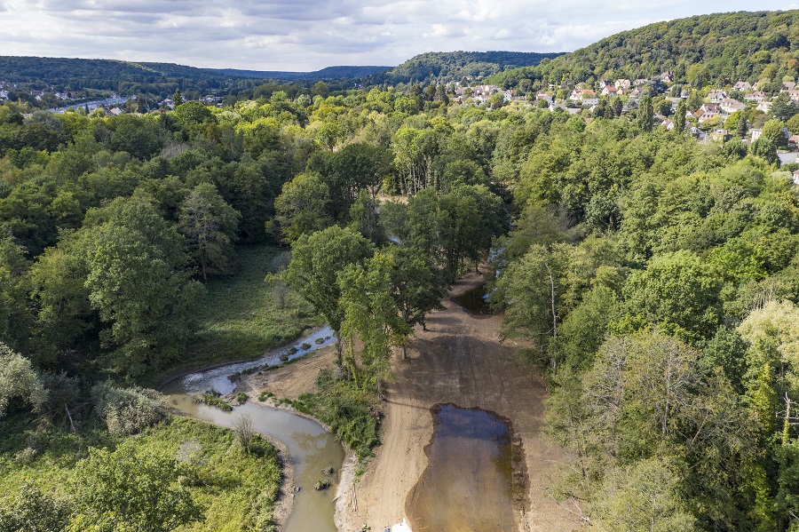 Vue aérienne de l'Yvette renaturée dans son fond de vallée : méandre dans les prés de Vaugien © JF Humbert