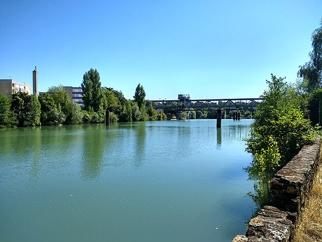 Vue d'ensemble du barrage de Meaux, en amont de la Marne, entre Meaux et Villenoy ©Creative Commons