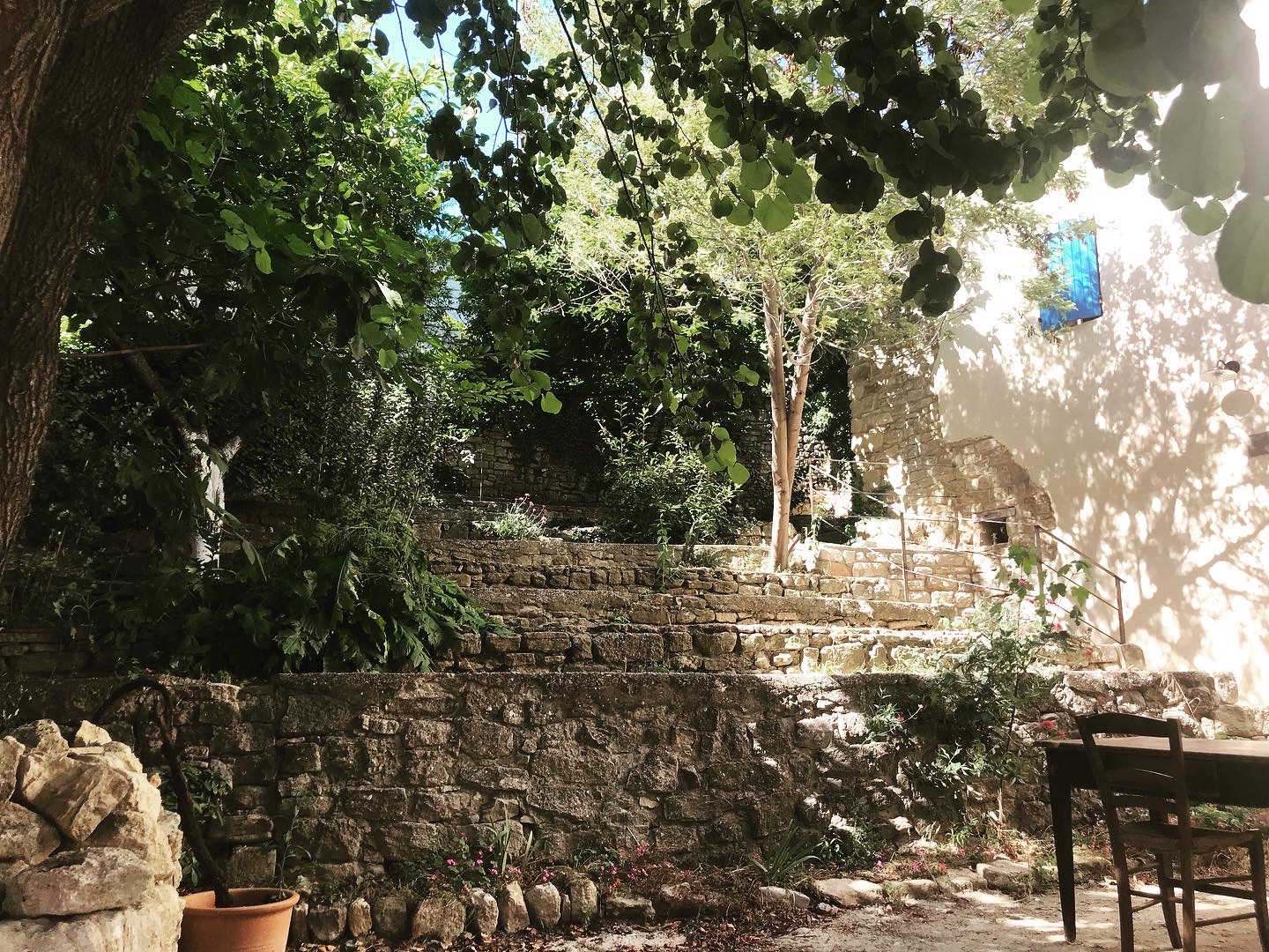 Le théâtre de pierres, la nature en coeur de village